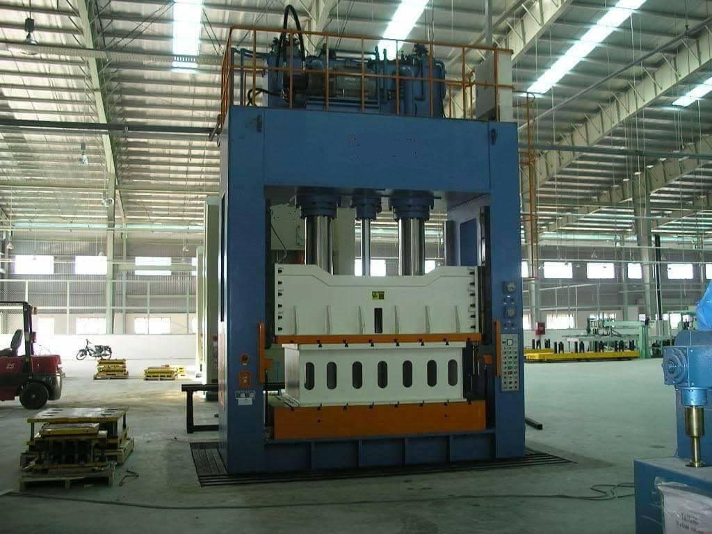 大型油圧プレス設置