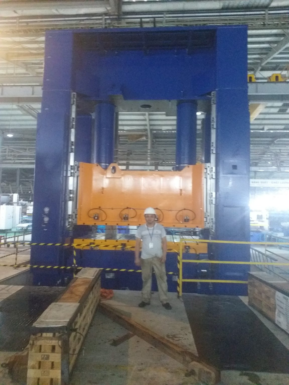 大型油圧プレス設置